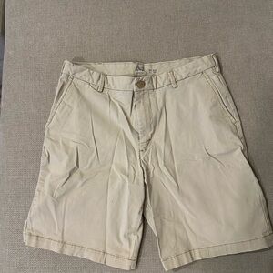 Izod Men's Cream Flat Front Shorts